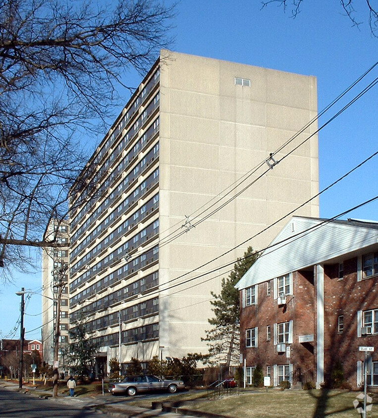 Vista desde el sudoeste a lo largo de Oakwood Avenue - Orange Park Apartments