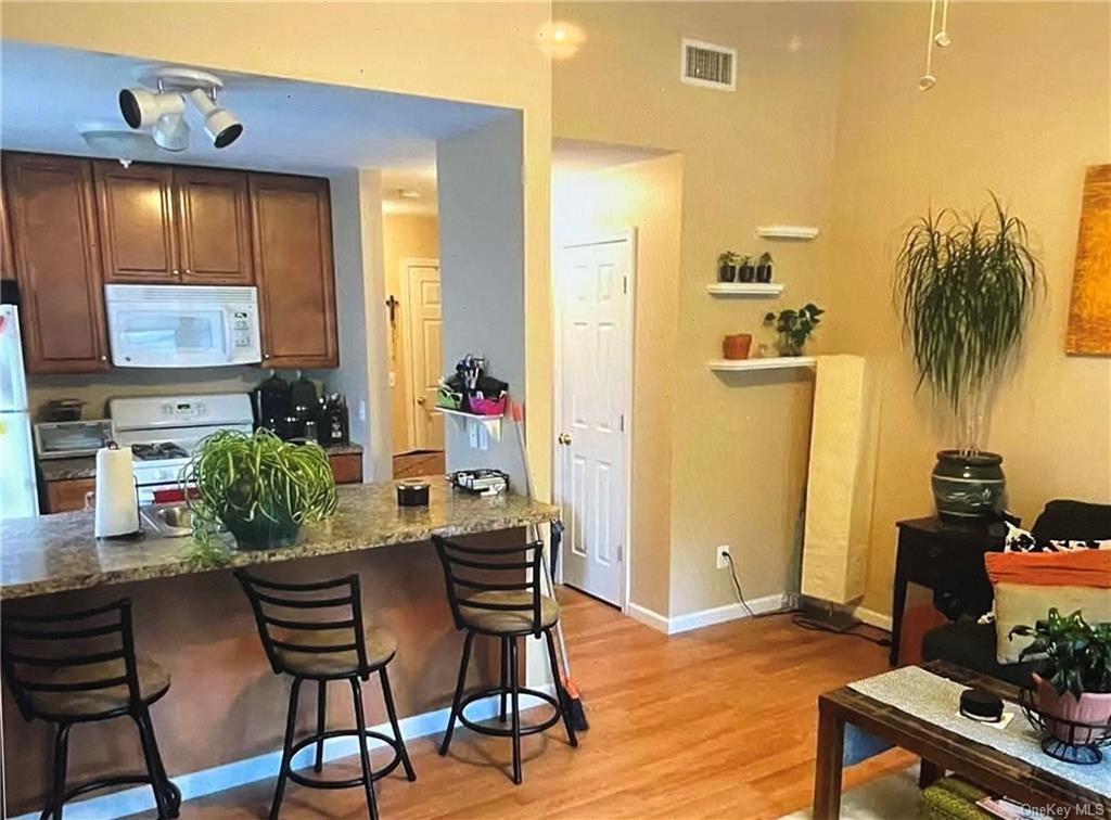 Foto principal - 2064 E Main St