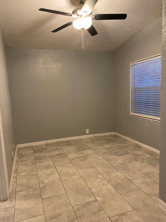 Foto del edificio - 418 E 1st St