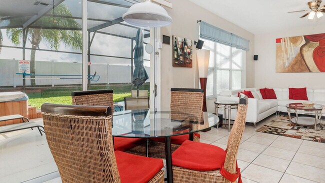Foto del edificio - 8008 King Palm Cir