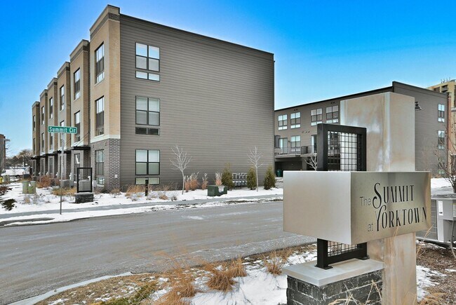 Foto del edificio - 332 Summit Cir