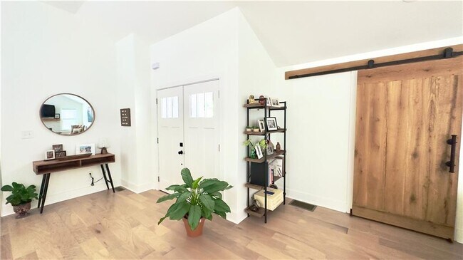 Building Photo - 368 Meadow Dr