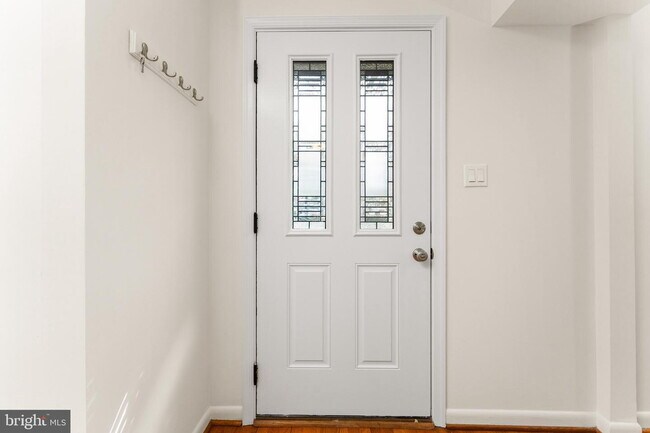 Foto del edificio - Spacious & Stylish North Shore Cluster Home Near Reston Town Center