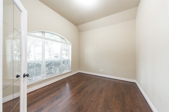 Building Photo - 27106 Cross Pointe Ct