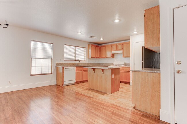 Building Photo - Charming Two-Story 3-Bedroom Home