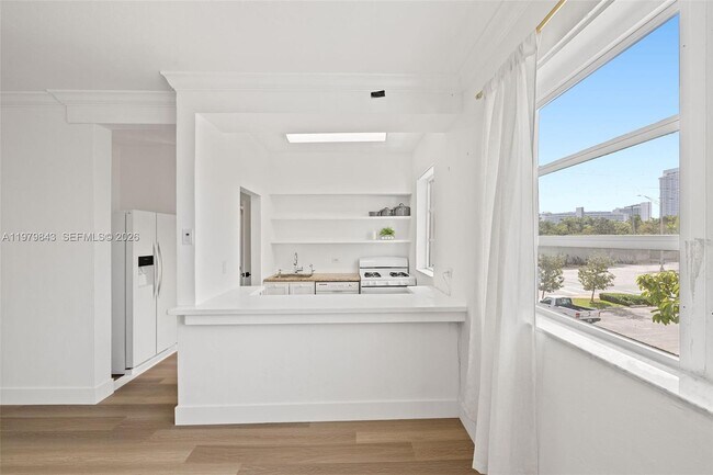 Foto del edificio - 4710 Pine Tree Dr