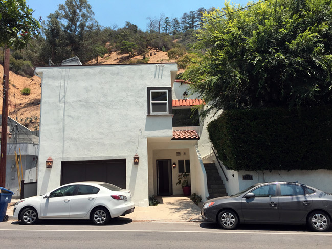 Apartamento en la planta baja de la casa - 1312 N Beverly Glen Blvd