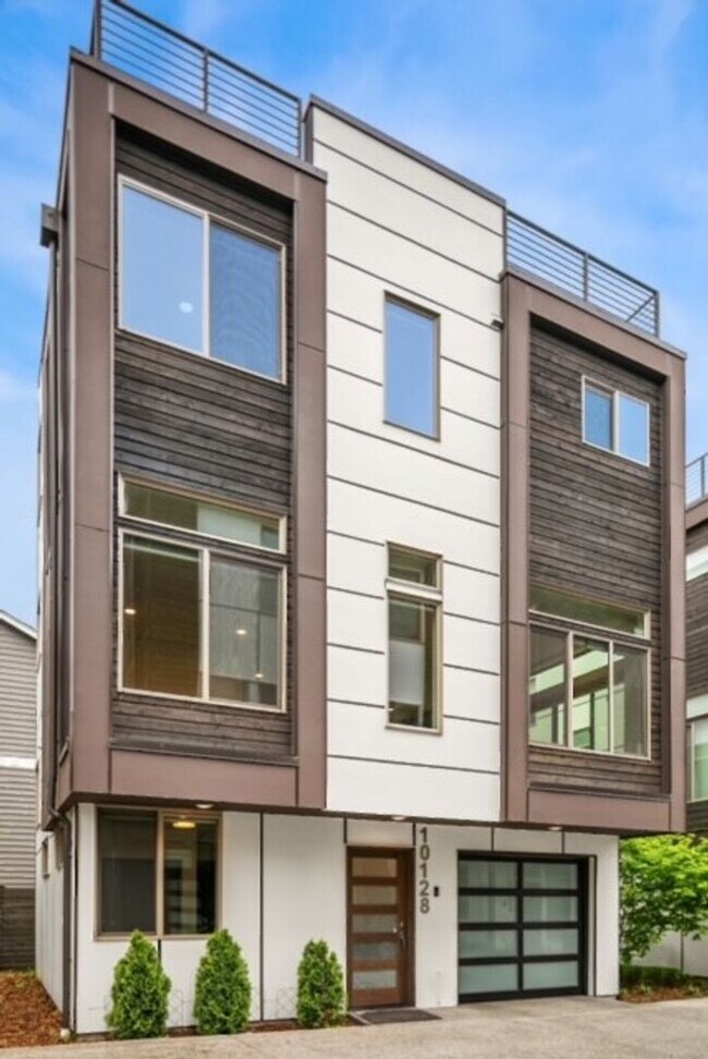 Building Photo - Gorgeous Greenwood 3 Bedroom 3.5 Bath Stan...