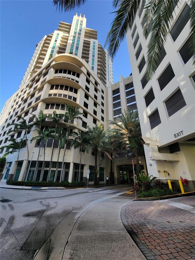 Foto del edificio - 9055 SW 73rd Ct