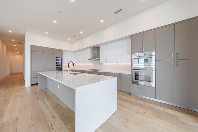 Building Photo - 2425 Peachtree Rd