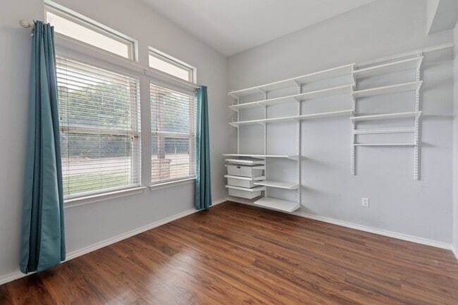 Building Photo - 2114 Iroquois Dr