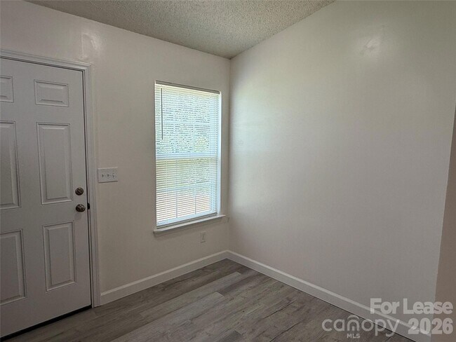 Foto del edificio - 404 Kingville Dr