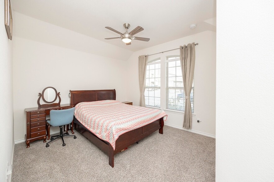 Foto principal - 3229 Trails End Rd