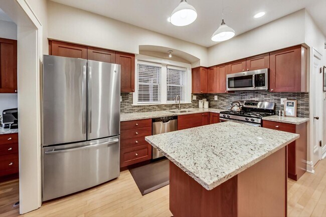 Foto del edificio - 2525 W Argyle St