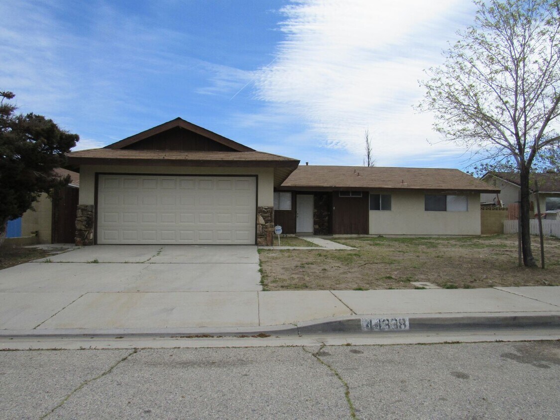 Primary Photo - (APPLICATION PENDING) East Lancaster Home
