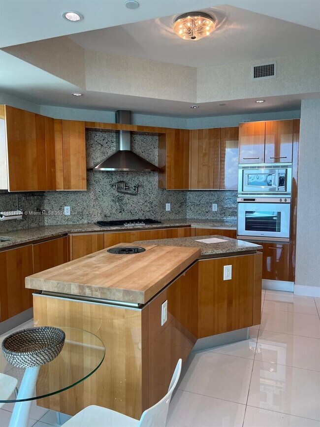 Building Photo - 16051 Collins Ave