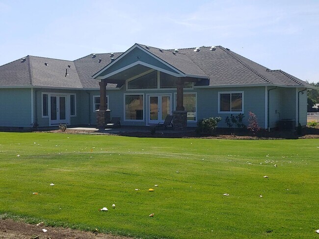 Foto del edificio - Custom built 3 bedroom, 2.5 bath home with...