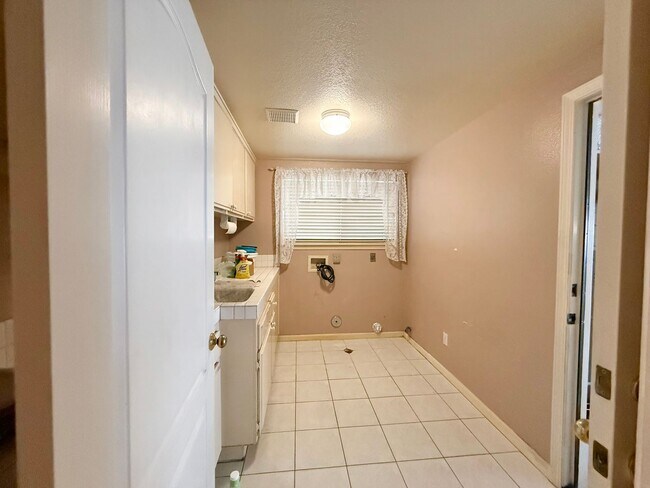 Foto del edificio - $500 OFF FIRST MONTH! Stunning 4 Bed 4 Bat...