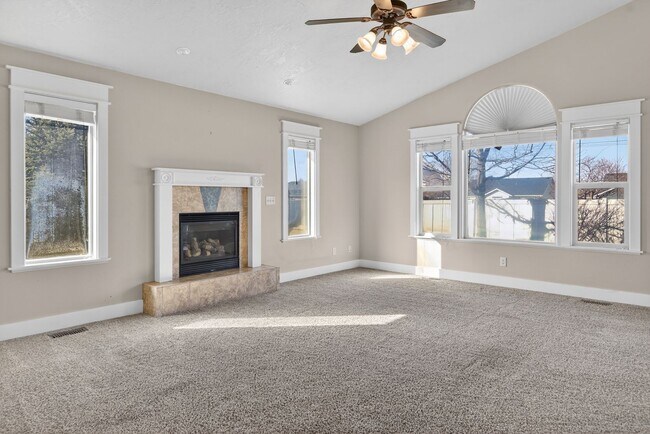 Foto del edificio - Spacious Home in Quiet Star Cul-de-Sac with Large Yard