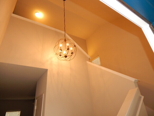 ¡Entrada imponente con escalera de caracol! - 5074 W Claxton Circle