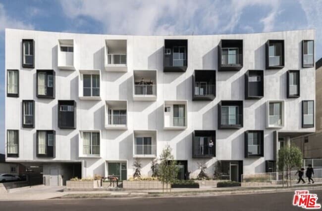 Building Photo - 1038 S Mariposa Ave