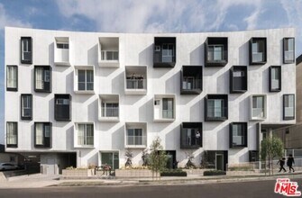 Building Photo - 1038 S Mariposa Ave