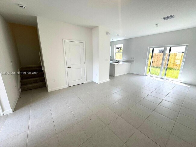Foto del edificio - 2877 SE 24th Ct