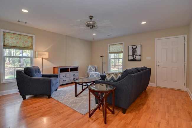 Foto del edificio - 261 4 Oaks Rd
