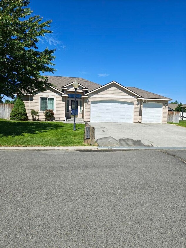 Primary Photo - Sandcastle Estates Home - Pet friendly