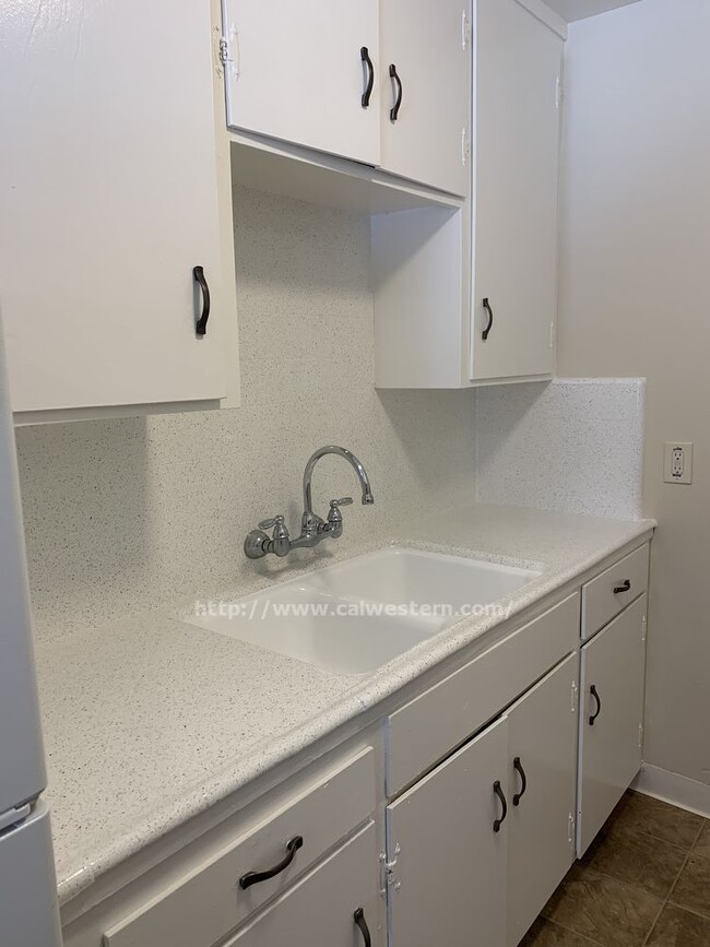 Building Photo - Willow Glen Downstairs 1/1 Unit Now Available
