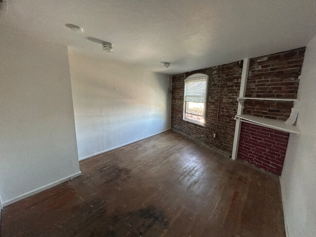 Building Photo - 834 Bay St