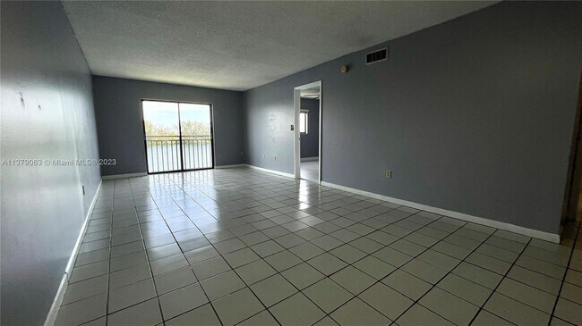 Foto del edificio - 9917 W Okeechobee Rd