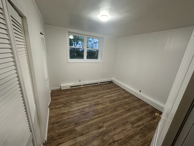 larger bedroom - 1640 Hone Ave