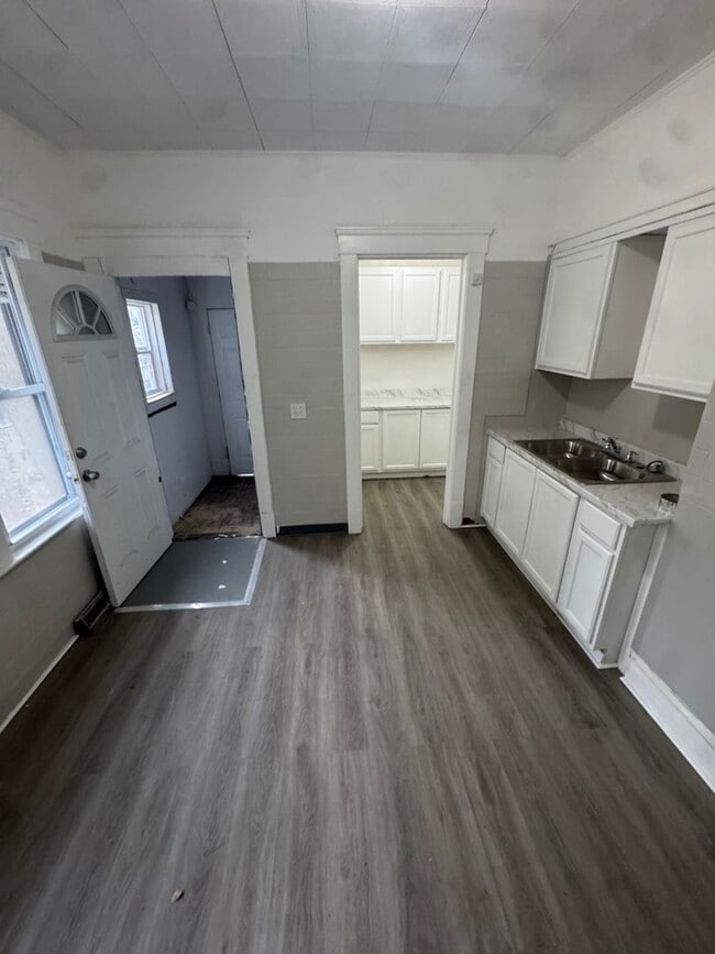 Foto del edificio - 5 Bedroom Home for Rent in Glenville – Cleveland