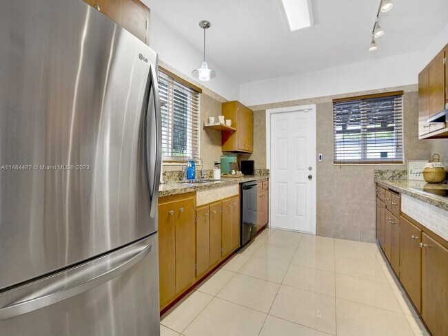 Foto del edificio - 2055 NE 140th St