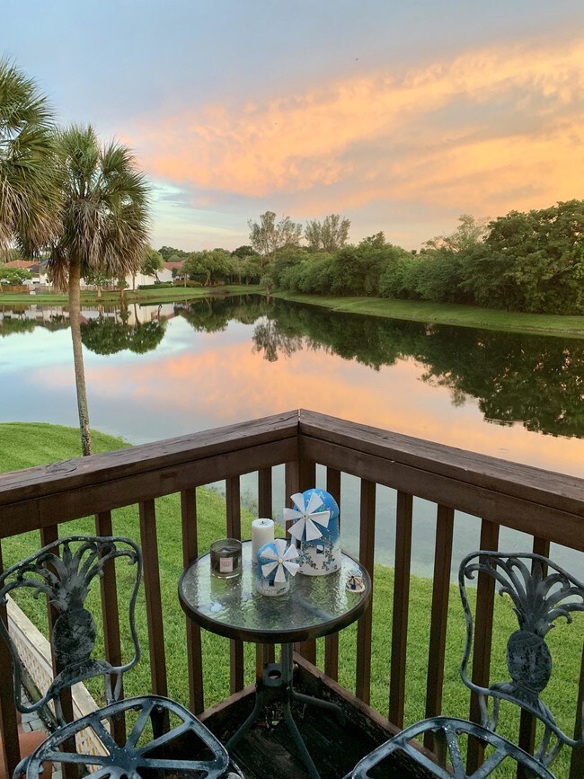 Foto del edificio - 5692 Fox Hollow Dr