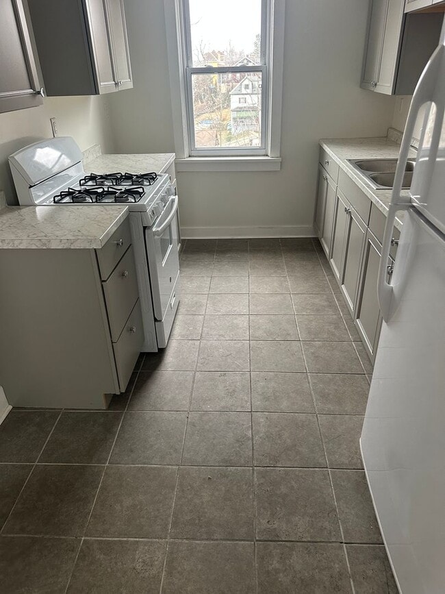 Building Photo - 110 Madeline St