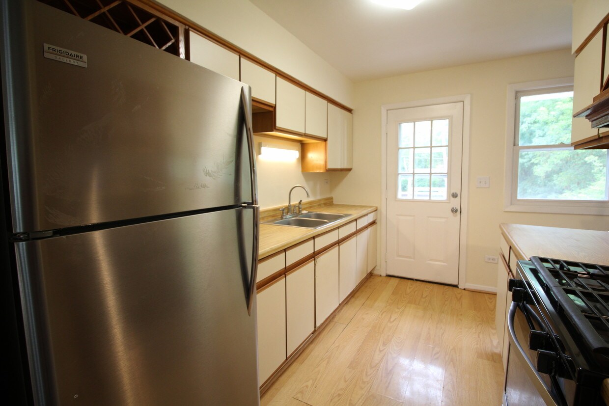 Primary Photo - 531 Circle Dr
