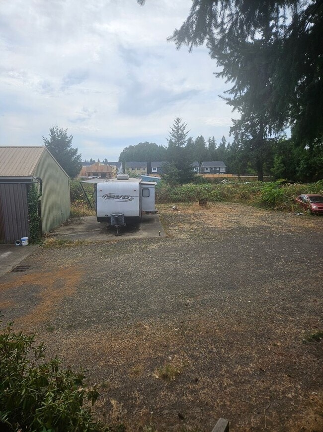 Building Photo - Spacious 4 bedroom/4 bath home on 1.5 acres