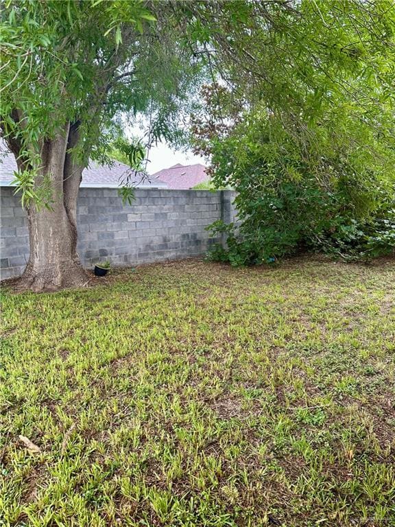 Building Photo - 404 E Geranium Ave