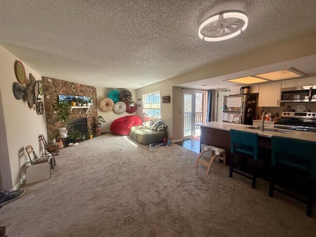 Foto del edificio - Spacious, Sunlit 3BR / 2 BA Condo just steps away from Standley Lake!