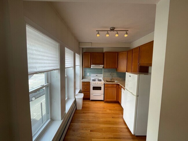 Building Photo - Inman Square Cambridge 1-bed with charming street views