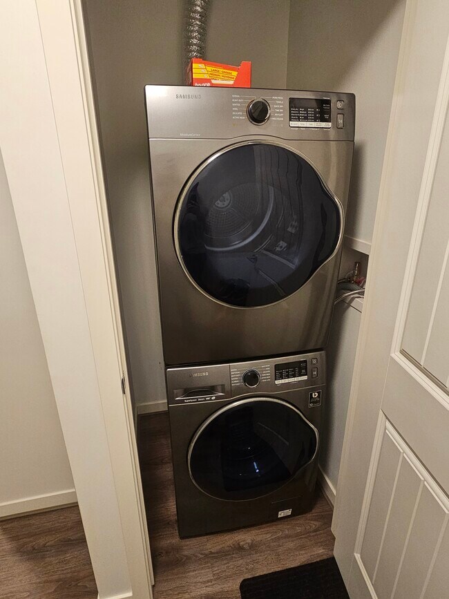 Building Photo - 10215 95 St NW