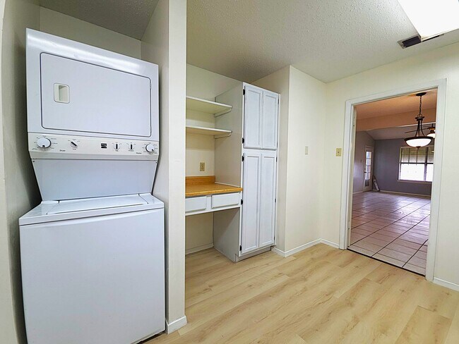 Foto del edificio - Get ready to fall in love with comfortable, carefree living at Courtyard Condominiums in Tyler, TX!