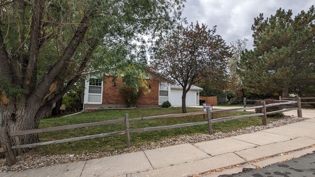 Foto del edificio - BEAUTIFUL 5 BED/3 BATH RANCHER WITH FINISH...