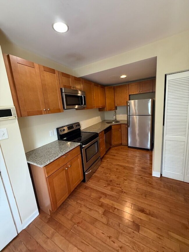 Foto del edificio - Renovated 2-Bedroom Apartment in the Heart...