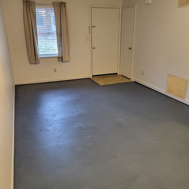 View of living room space - 160 Oak Hill Cluster