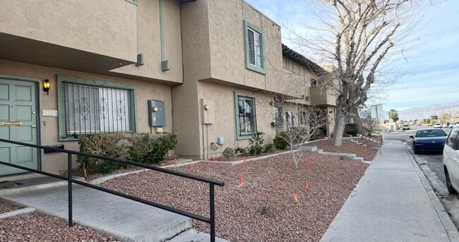 Foto del edificio - 2 BEDROOMS 1.5 BATHROOM TOWNHOUSE AVAILABLE FOR RENT JONES AND VEGAS DR !!!