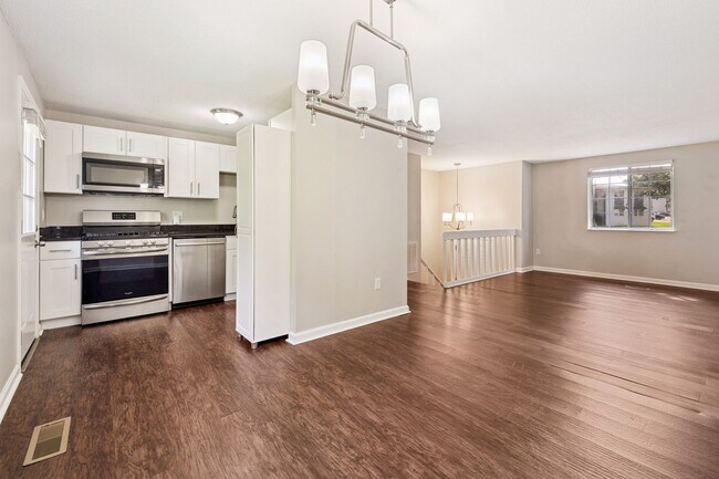 Building Photo - 2421 Camellia Dr