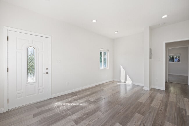 Building Photo - 1009 Tremont St